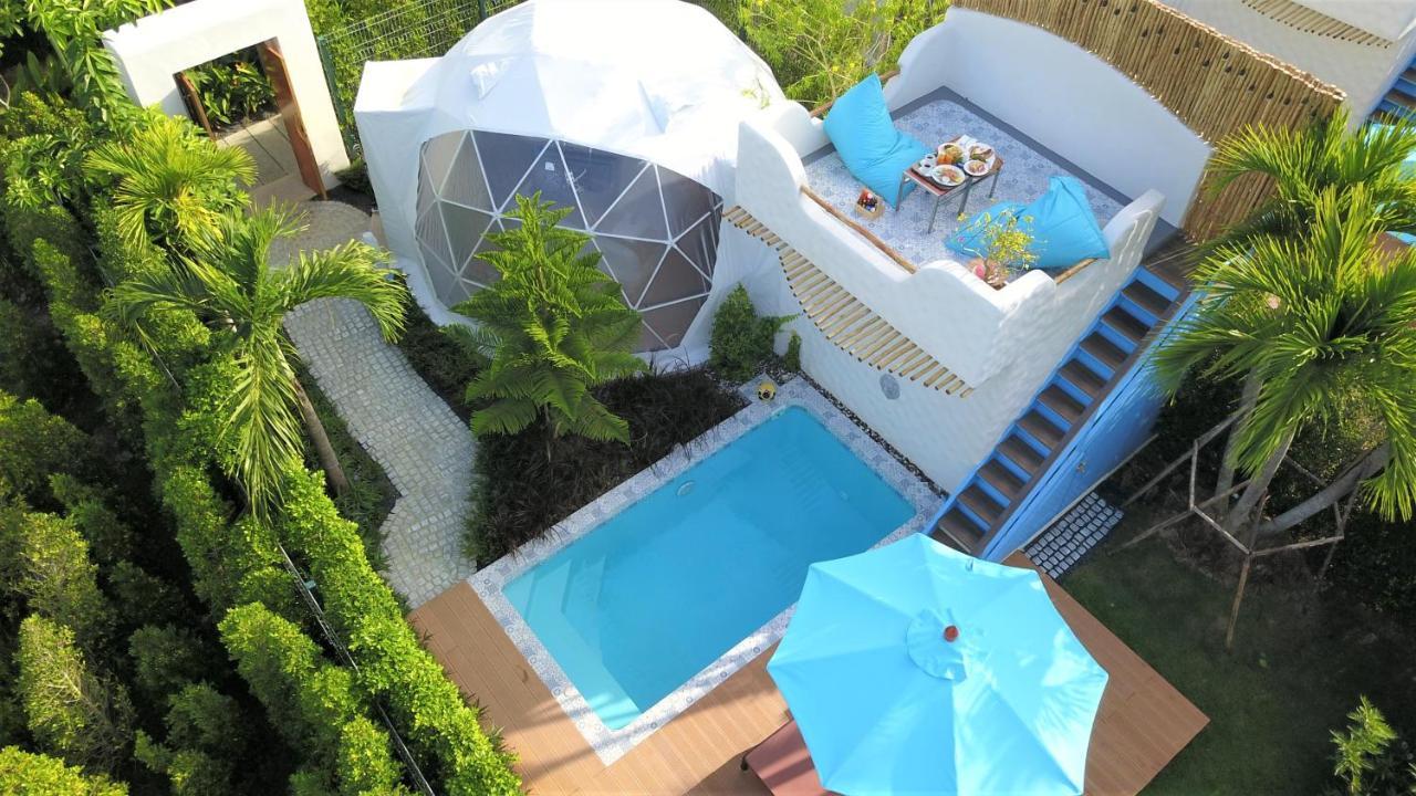 Le Resort And Villas Rawai Exterior foto A dome with a swimming pool