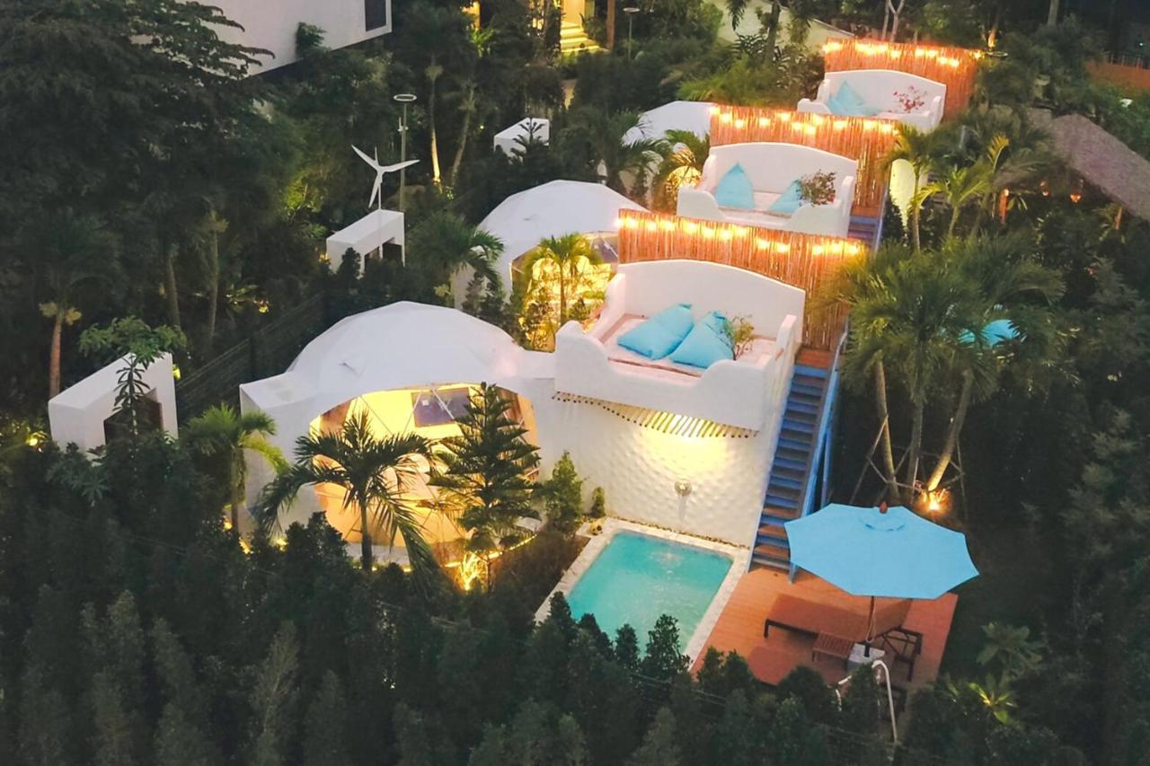 Le Resort And Villas Rawai Exterior foto The resort at night