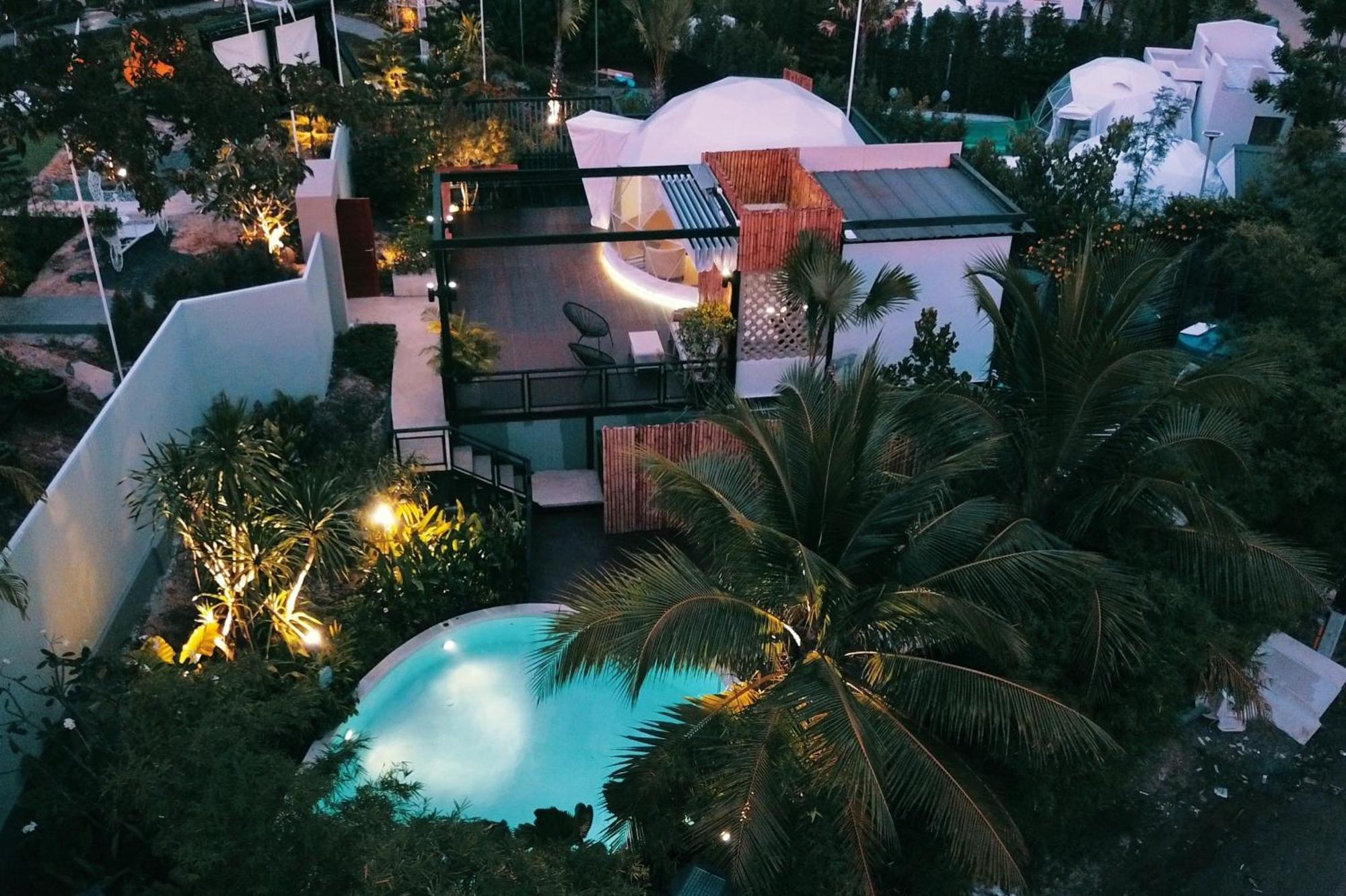 Le Resort And Villas Rawai Exterior foto The hotel at night