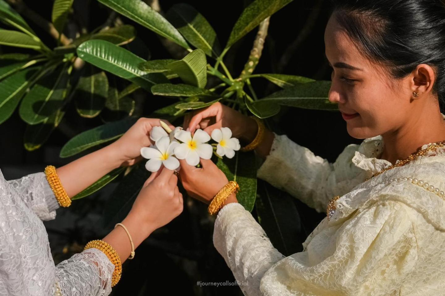 Le Resort And Villas Rawai Exterior foto Thai woman wearing traditional Thai dress