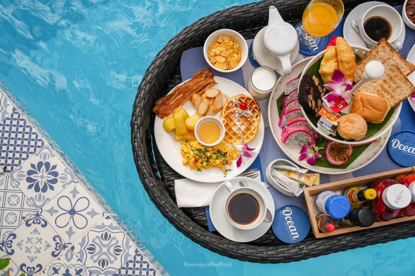 Le Resort And Villas Rawai Exterior foto A floating breakfast at the U Sathorn