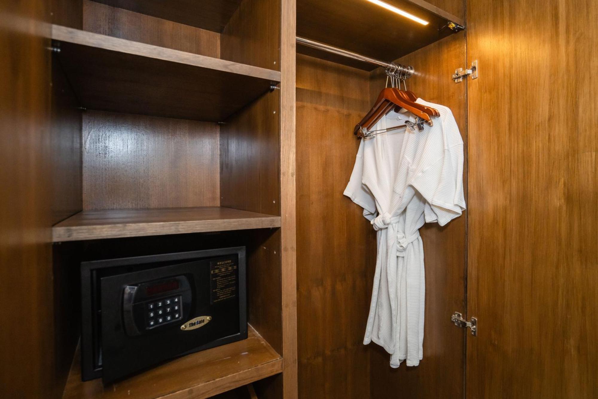 Le Resort And Villas Rawai Exterior foto A bathrobe hanging in a closet